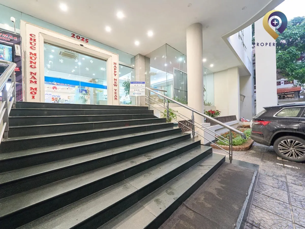 Lối ra vào chính tòa nhà Thông Tấn Xã Việt Nam - Trần Hưng Đạo